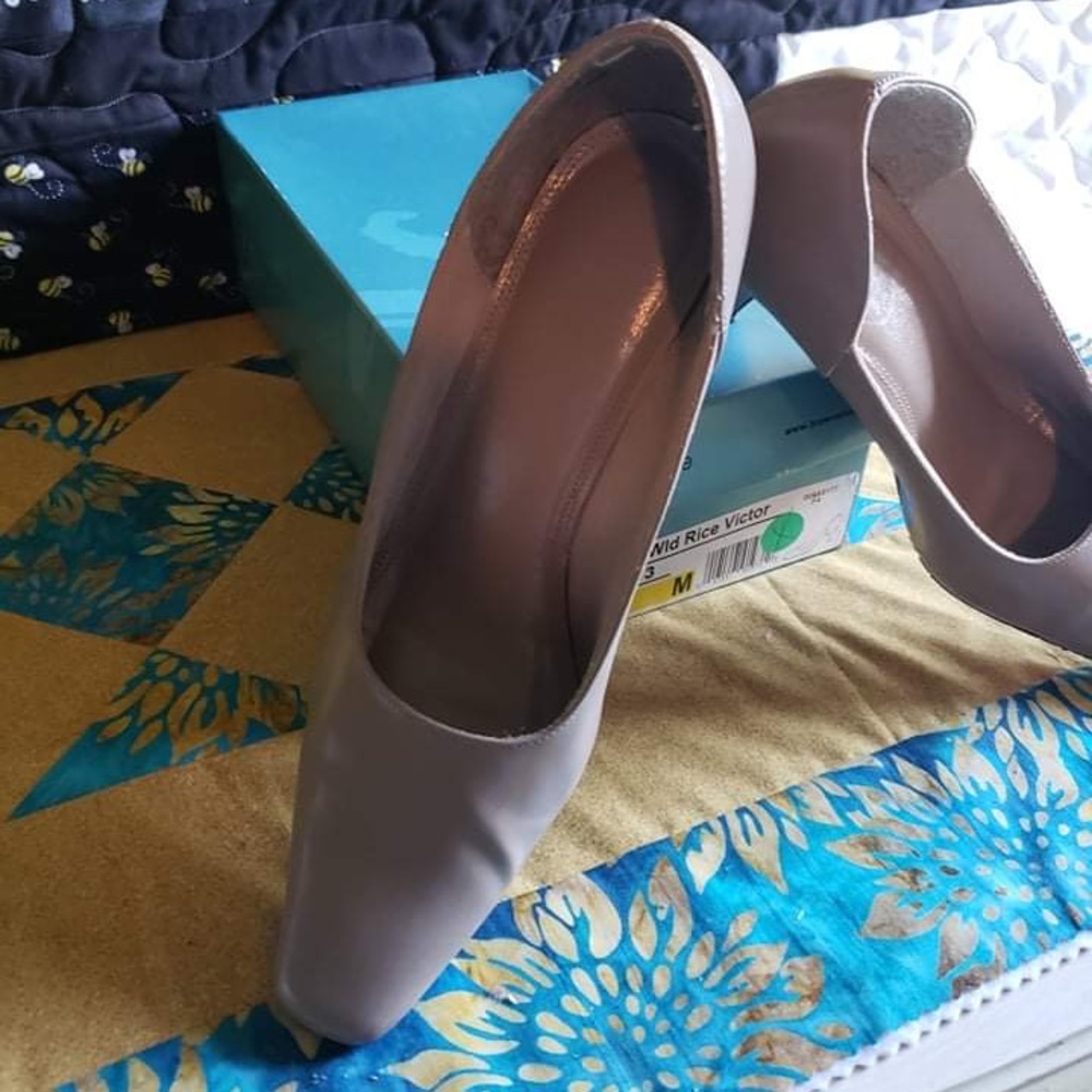 Lifestride greyish pumps. Gently used, women 8.5
